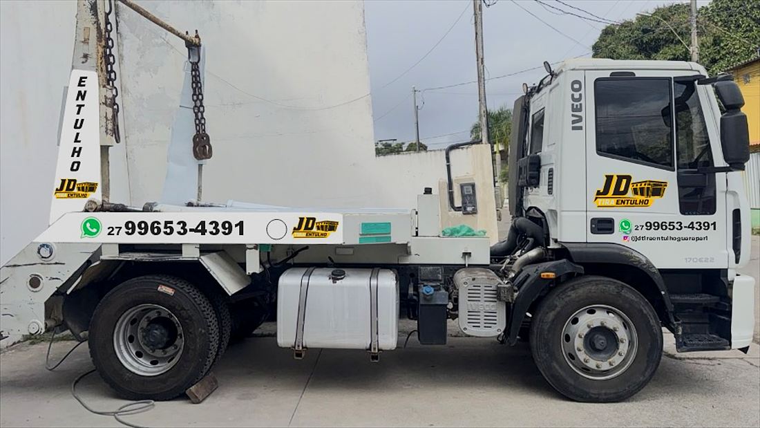 Caminhão da JD Tira Entulho Guarapari com a marca e o WhatsApp na lateral