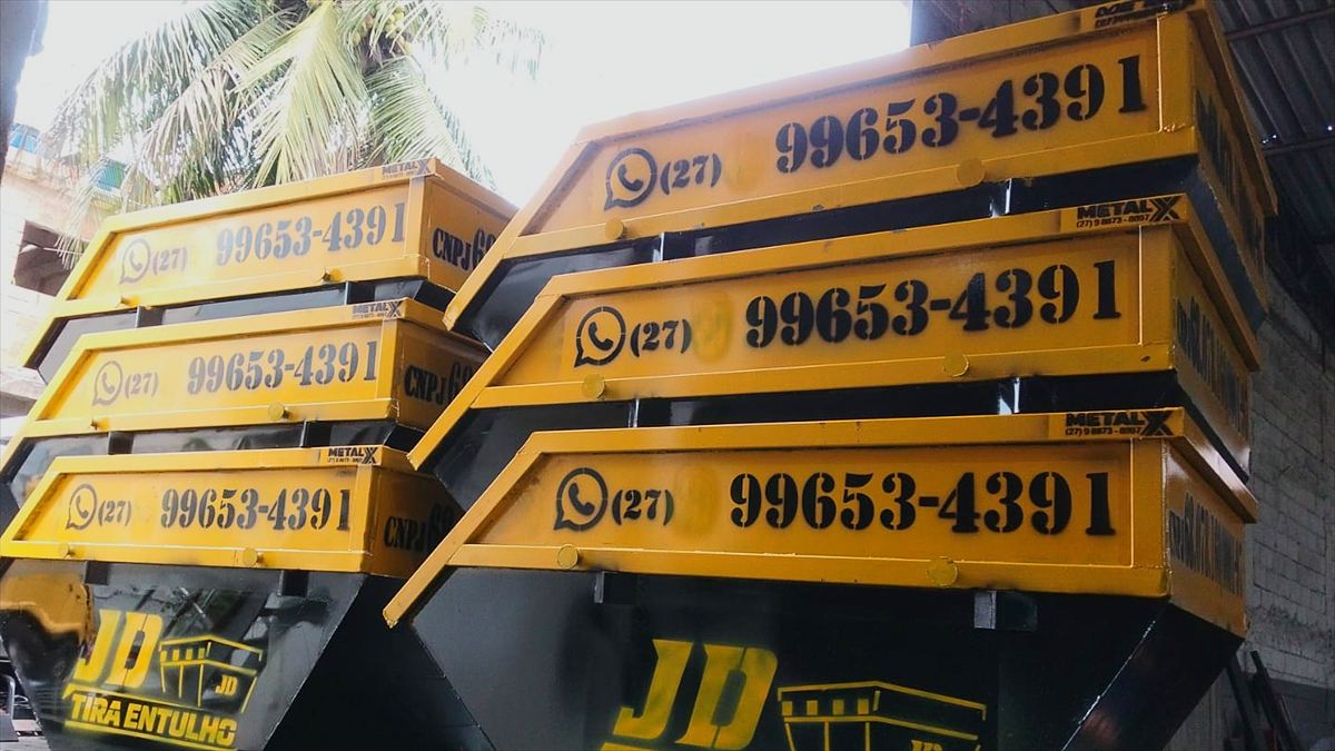 Caçambas da JD Tira Entulho Guarapari em amarelo e preto