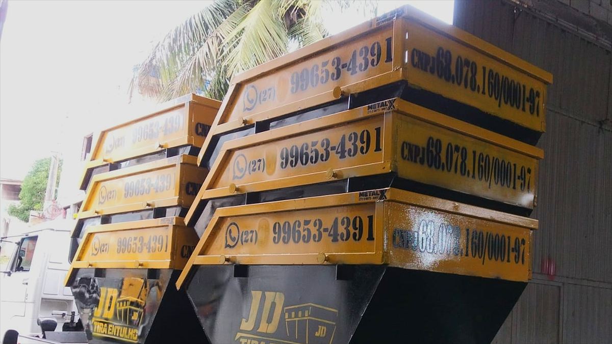 Caçambas da JD Tira Entulho Guarapari carregadas no caminhão
