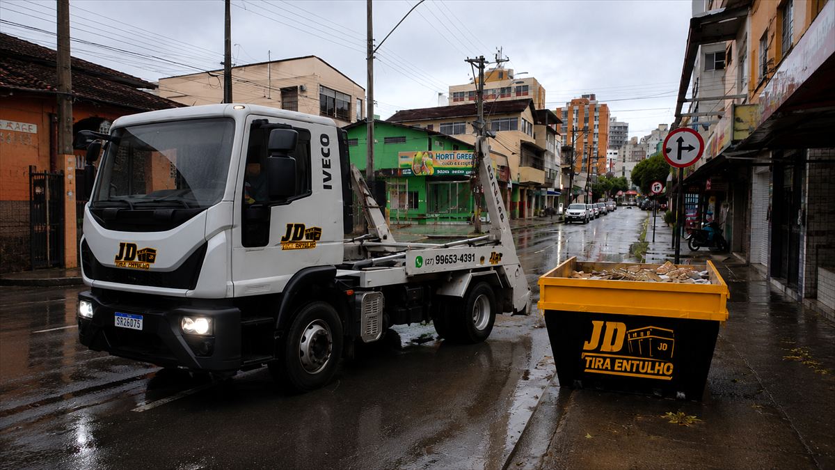 Caminhão da JD Tira Entulho Guarapari posicionando a caçamba na rua